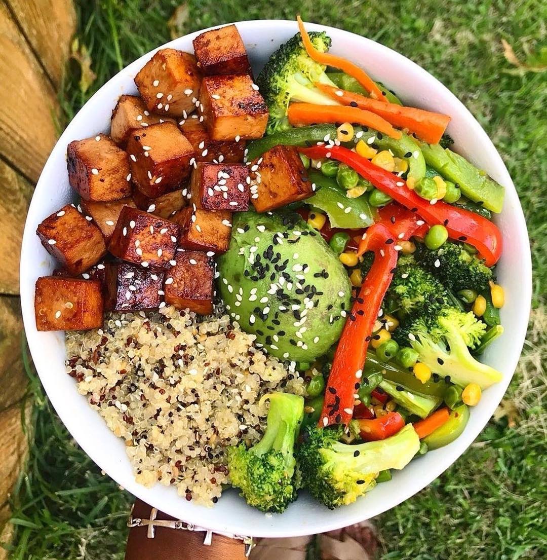 veganphoebe's tweet photo. Buddha bowl for lunch by planteaterr 💚⠀
•⠀
This has spinach at the bottom, sautéed broccoli, red + green peppers, asparagus, carrots, corn &amp; peas w/ flax seeds, quinoa, marinated tofu and avocado! 🥑🤤 https://t.co/ZOi6MnFxz0
