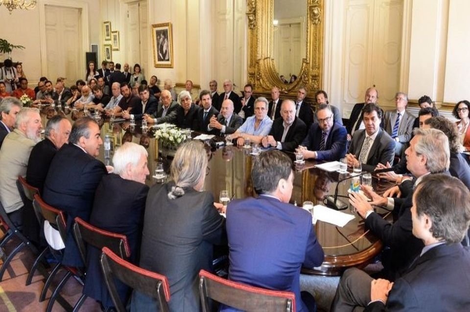 ctabsas's tweet photo. Reunión del gobierno con las centrales sindicales y patronales

La CTA, con Yasky, Catalano, Llano y Alesso, participó del encuentro. Se firmó documento.

COMPROMISO ARGENTINO por el DESARROLLO y la SOLIDARIDAD

Leer el documento aquí 👇🏽
https://t.co/UZg6w5GlPi https://t.co/TFA7LzvwXr