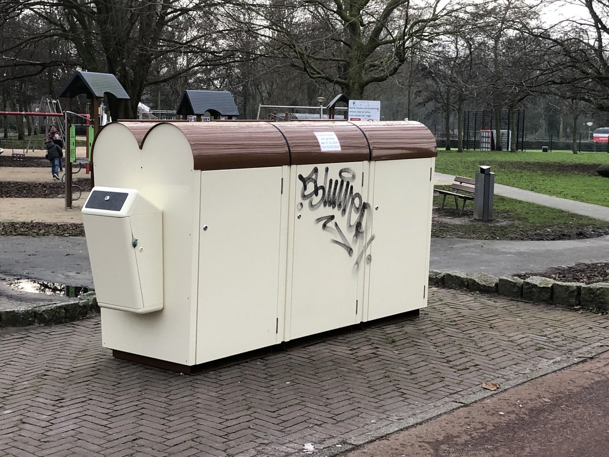 Houtwijkinfo's tweet photo. De onlangs bij Bokkefortpark geplaatste #broodcontainer is i.v.m. de jaarwisseling t/m 2 januari afgesloten. En jammer dat er alweer iemand zijn graffiti-ziekte niet heeft kunnen beheersen. https://t.co/5eYvJBgRkf