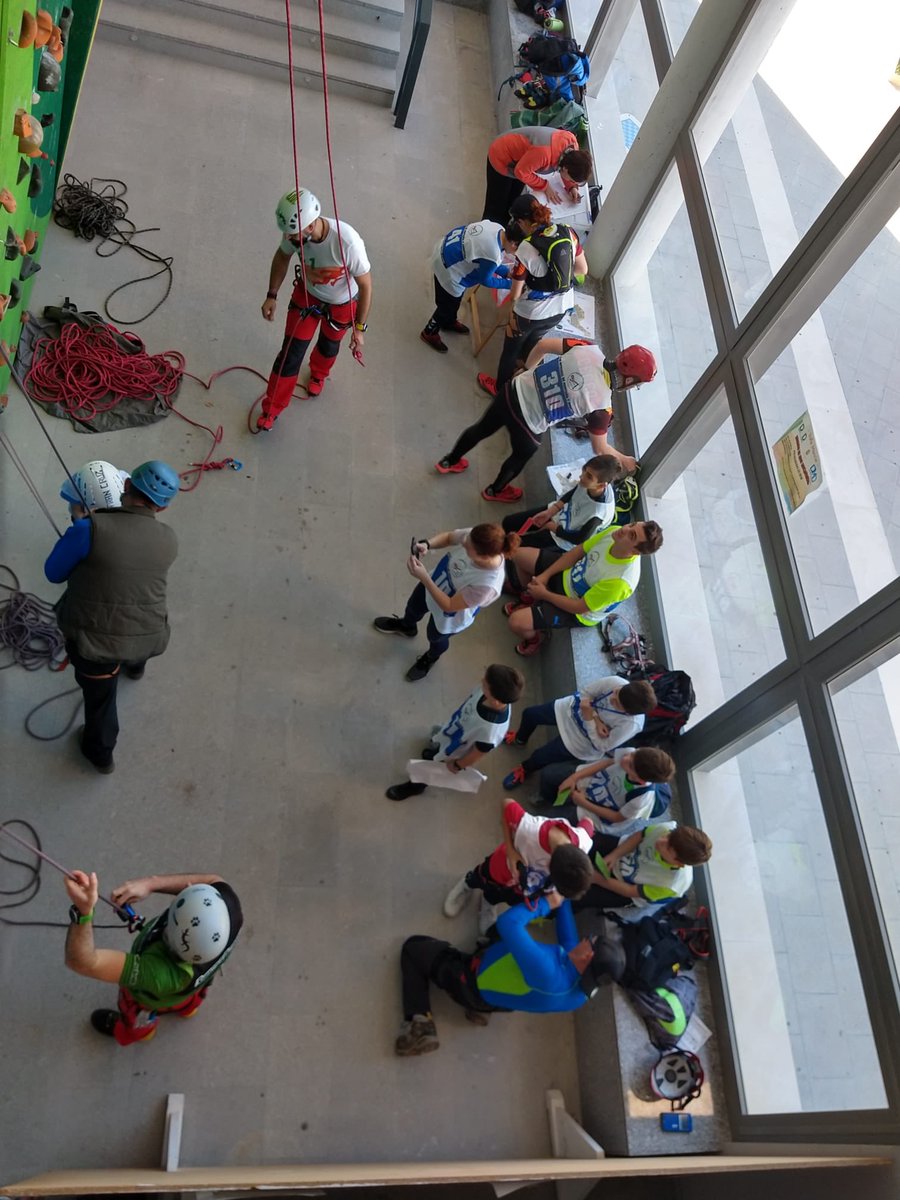 📸 Actividades | 

Parte de los deportistas de nuestro club, junto a monitores y padres, han participado este sábado en la Multiaventura 2019. Deporte + Naturaleza en un sitio tan único como #DoñaMencía ❤️