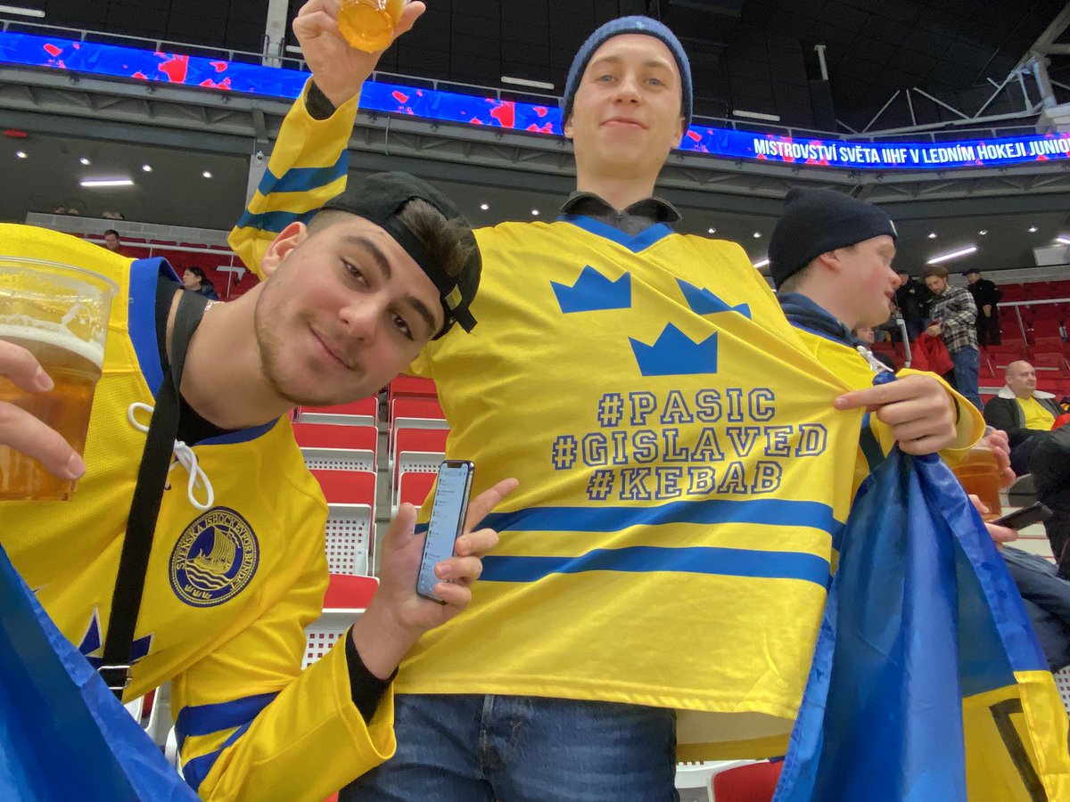 HockeynewsSe's tweet photo. Nikola Pasic kompisgäng från #Gislaved är på plats i Trinec! 👏🏼🇸🇪 https://t.co/1rPE9xI9YE
