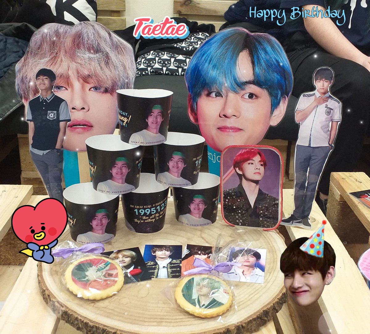 NoaBurton's tweet photo. Happy Birthday #V I purple u 💜
#BornToVLoved #HAPPYVDAY 💫
Gracias @KcoffeeSpain
@Btsprojects5 @BcnForBTS 💛 https://t.co/ZlrMj8bqOs