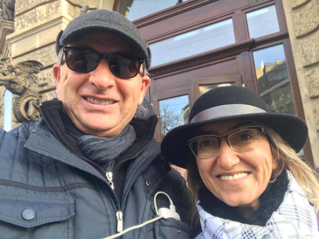 barkinozdemir's tweet photo. Ilk maasim ile annemi babami yemege cikaricaktim, ucuza bilet buldum. Budapeste - viyana bileti aldim. Sonuc: ben ofiste calisirken onlar geziyor 😅 https://t.co/068ug64Aj0