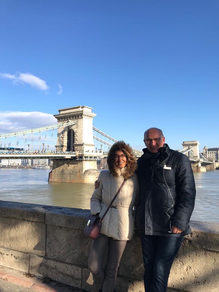 barkinozdemir's tweet photo. Ilk maasim ile annemi babami yemege cikaricaktim, ucuza bilet buldum. Budapeste - viyana bileti aldim. Sonuc: ben ofiste calisirken onlar geziyor 😅 https://t.co/068ug64Aj0