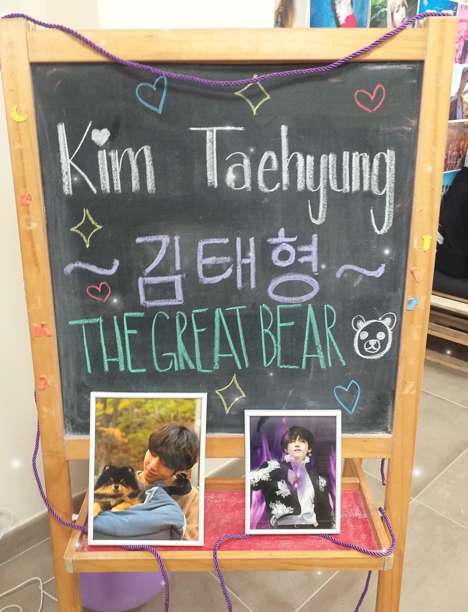 NoaBurton's tweet photo. Happy Birthday #V I purple u 💜
#BornToVLoved #HAPPYVDAY 💫
Gracias @KcoffeeSpain
@Btsprojects5 @BcnForBTS 💛 https://t.co/ZlrMj8bqOs