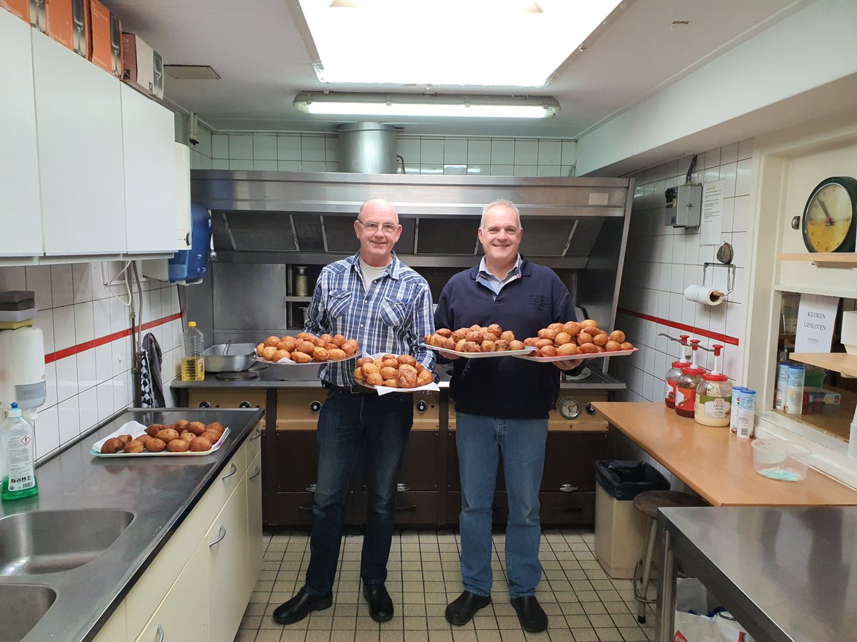 Op zaterdag 28 december hebben Nico Kooman (L) en Albert Brehm (R) veel oliebollen gebakken voor onze jeugd leden tijdens de oliebollentoernooi. 
Namens het hete jeugdbestuur en hoofdbestuur BEDANKT