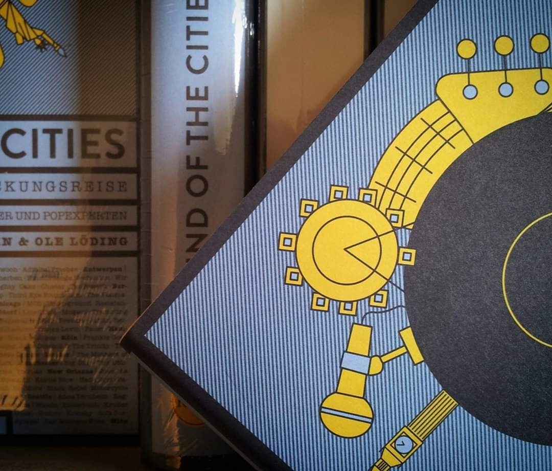 Raum16's tweet photo. Ein Hoch auf Illustrator*innen!
So sahen unsere ersten Entwürfe für @SongSoundCity aus, die @pkrohn1 wiedergefunden hat.
Und so schön wurde es dank #studiograu.

#SoundOfTheCities ist weiterhin im Handel erhältlich.

Infos bei @keinundaber hier:

https://t.co/L576Yeu1rF https://t.co/xpGh1iJ7a1