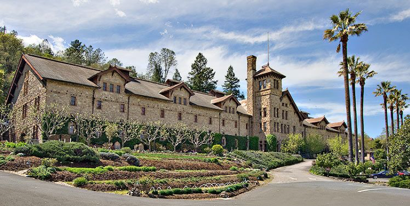 NAUAlumni's tweet image. New partnership provides NAU HRM graduates opportunity to attend the Culinary Institute of America for accelerated program #PridePoint 👉 buff.ly/33a2osz