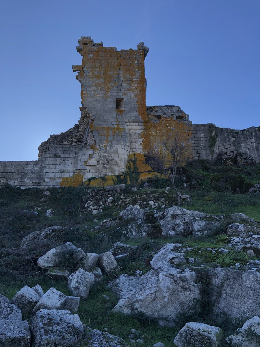 FatymaCaMo's tweet photo. Siguiendo las recomendaciones de @ArteEnRuinas, visitamos las ruinas del Castillo de Trevejo, en Sierra de Gata. Sin palabras, las imágenes no le hacen justicia. #arte #Trevejo #Extremadura https://t.co/4oOKGhLOUM