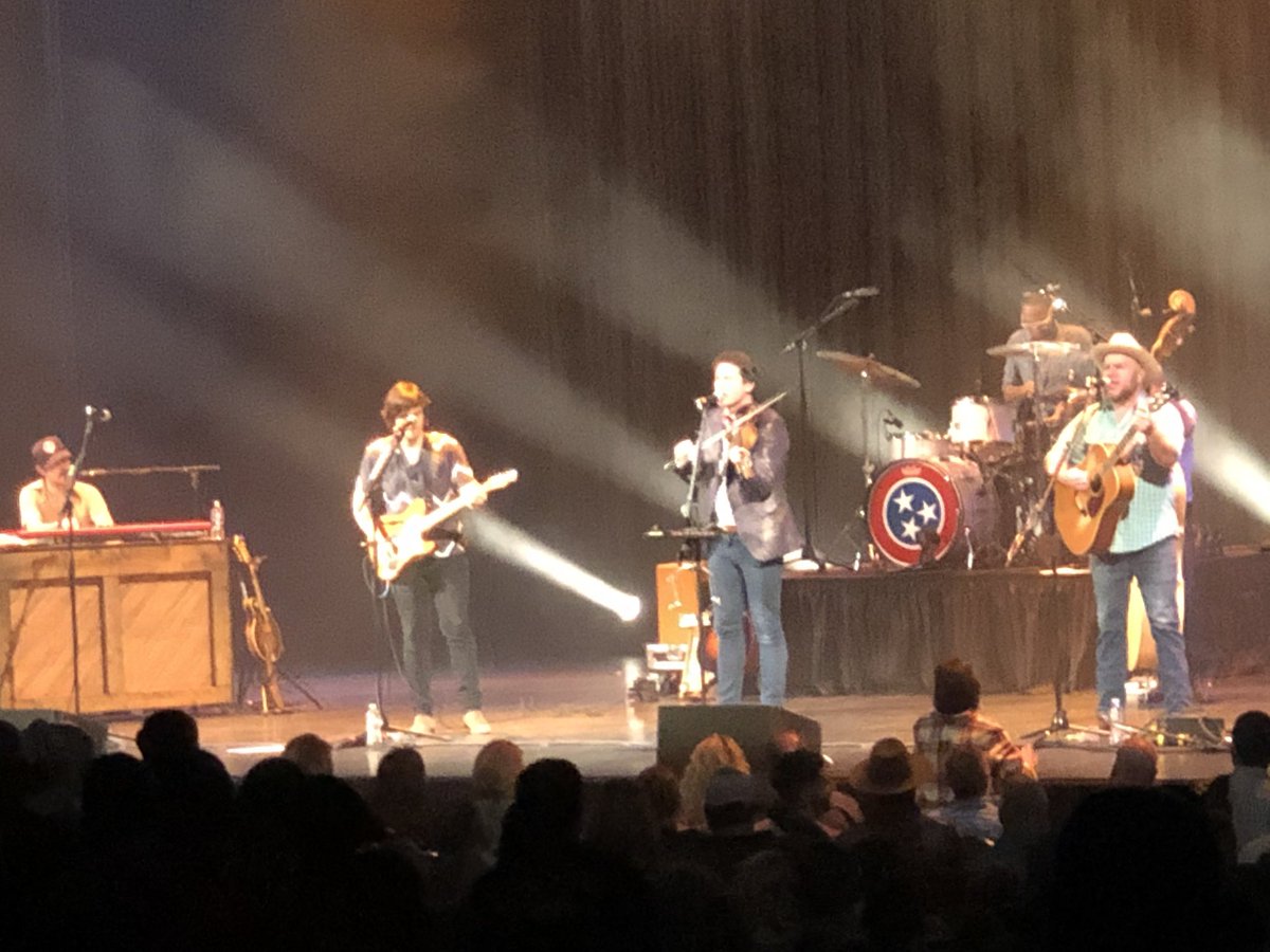 TraciSchuler's tweet photo. Impromptu show last night with Old Crow Medicine Show.  #louisvillepalace https://t.co/NEwYpV48Zq