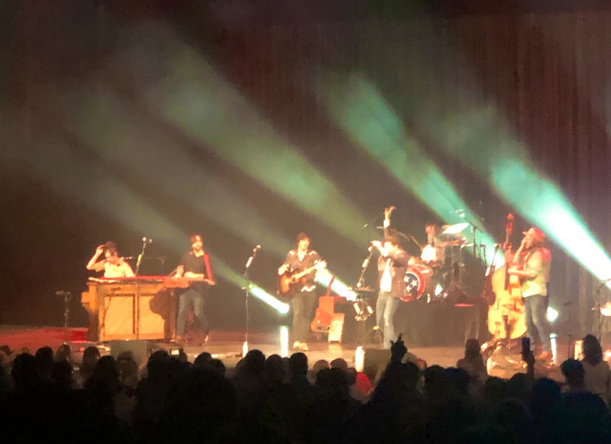 TraciSchuler's tweet photo. Impromptu show last night with Old Crow Medicine Show.  #louisvillepalace https://t.co/NEwYpV48Zq