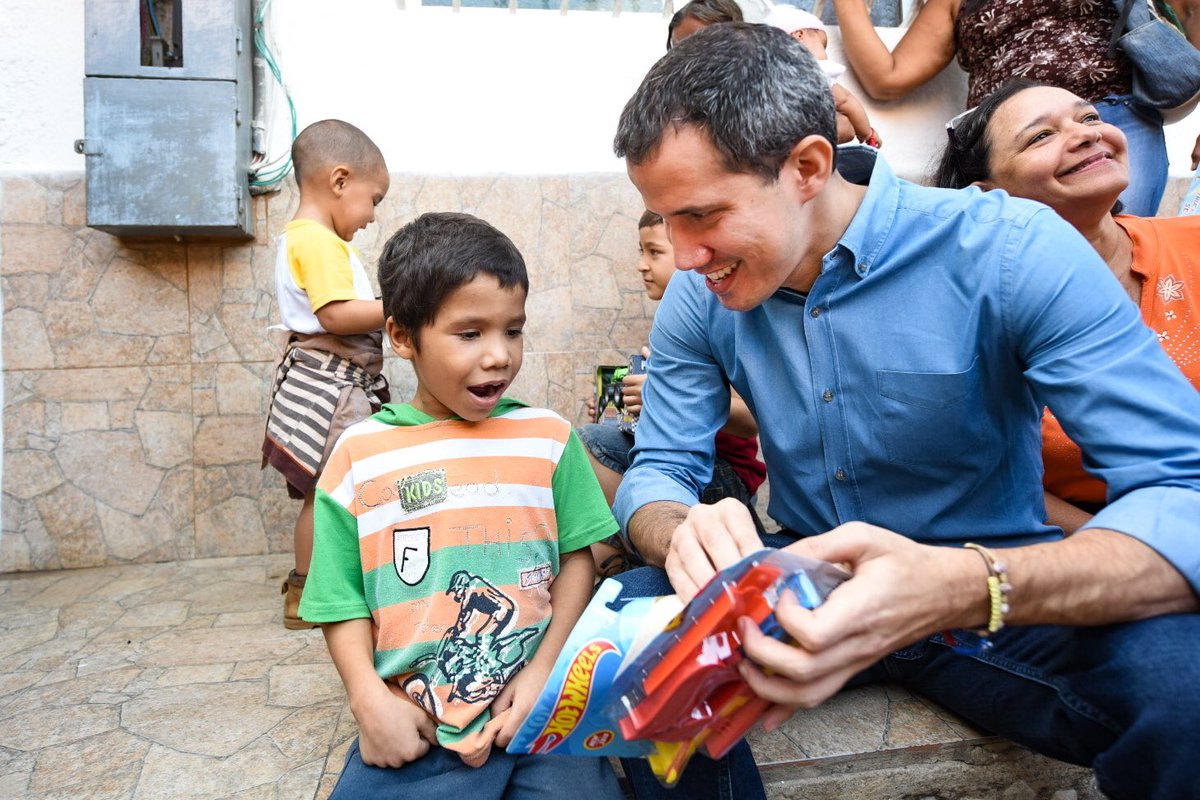 jguaido's tweet photo. Estar en #Vargas en estas fechas es recordar el origen y las razones de nuestra lucha, a la familia y los amigos.

Hoy entregamos juguetes a 300 niños para que nuestros chamos tengan una alegría pese a la crisis y vean con esperanza el futuro que vamos a construir en Venezuela. https://t.co/WiEUtCtNea