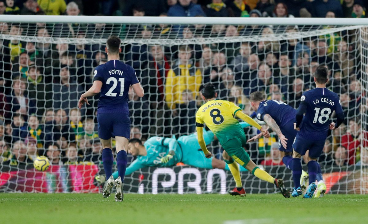 LetouVN's tweet photo. Norwich 1-0 Spurs 
Vrancic xé toang hàng phòng ngự Spur.

Fans Chelsea, hay cho tôi thấy cánh tay của các bạn

#Letou #LetouVietNam https://t.co/AHObshkvdT