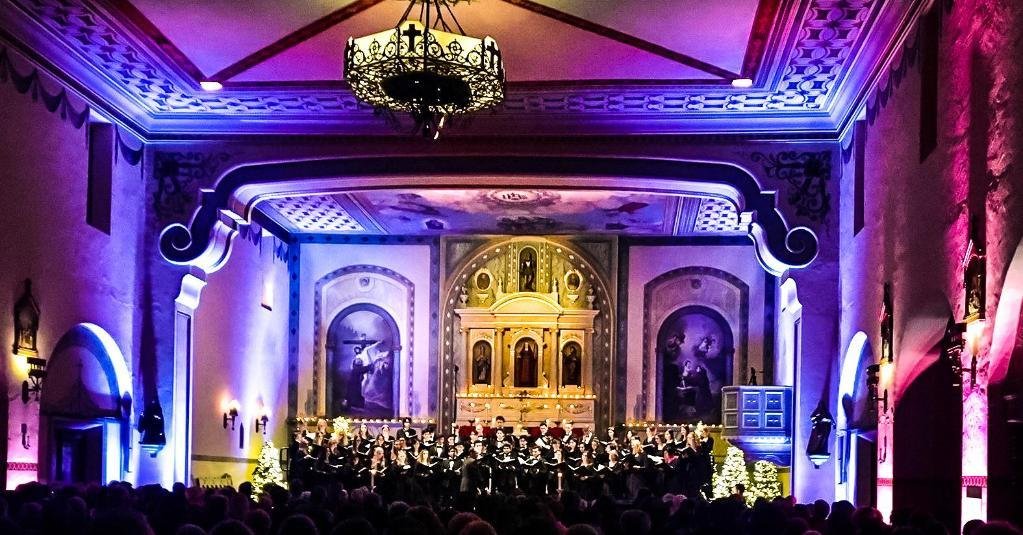 scualumni's tweet photo. #SCUAlumni enjoyed a holiday reception at the Bannan Alumni house before heading over to the #SCUMission Church to watch The Festival of Lights. The annual performance features beautiful #Christmas choral music and many alumni families make a practice of going every year! https://t.co/z7cXE9fNkK