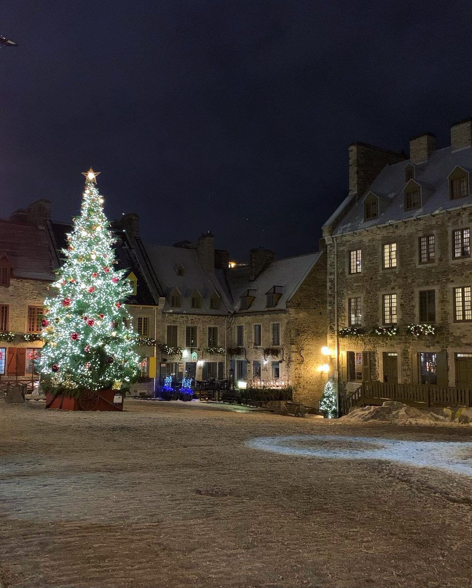 jrobeauCFISD's tweet photo. I can’t wait to share pictures from Québec with my students! This place was hands down the most beautiful city I’ve ever been to. Pictures don’t do it justice! #ChristmasInQuebec https://t.co/KglYtd2tij