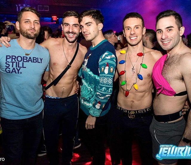 ChrisRyanNYC's tweet photo. With my Hebros and Christmabros. 🕎 🎄 *
*
*
*
*
*
#gayman #gaymen #gaymodel #gayfitness #chrisryannyc #gayboys #mensstyle #gayhunk #grindr #scruff #gayguy #jock #instafashion #gaypride #gaysexy #gaystagram #gaycute #malemodel #gaysofinstagram #instase… https://t.co/ASO2at82Bh https://t.co/R6dGKiam7e