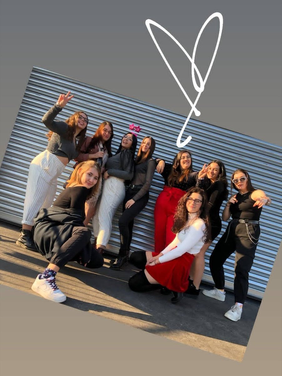 navhyo's tweet photo. 𝑁𝑜𝑣𝑒𝑚𝑏𝑟𝑒:
• concerto dei The Vamps con la squad (@ikigaibws @bradsjustmytype)
• sono partita per Parigi per andare a trovare @justneedmalik https://t.co/PplivqaYkQ