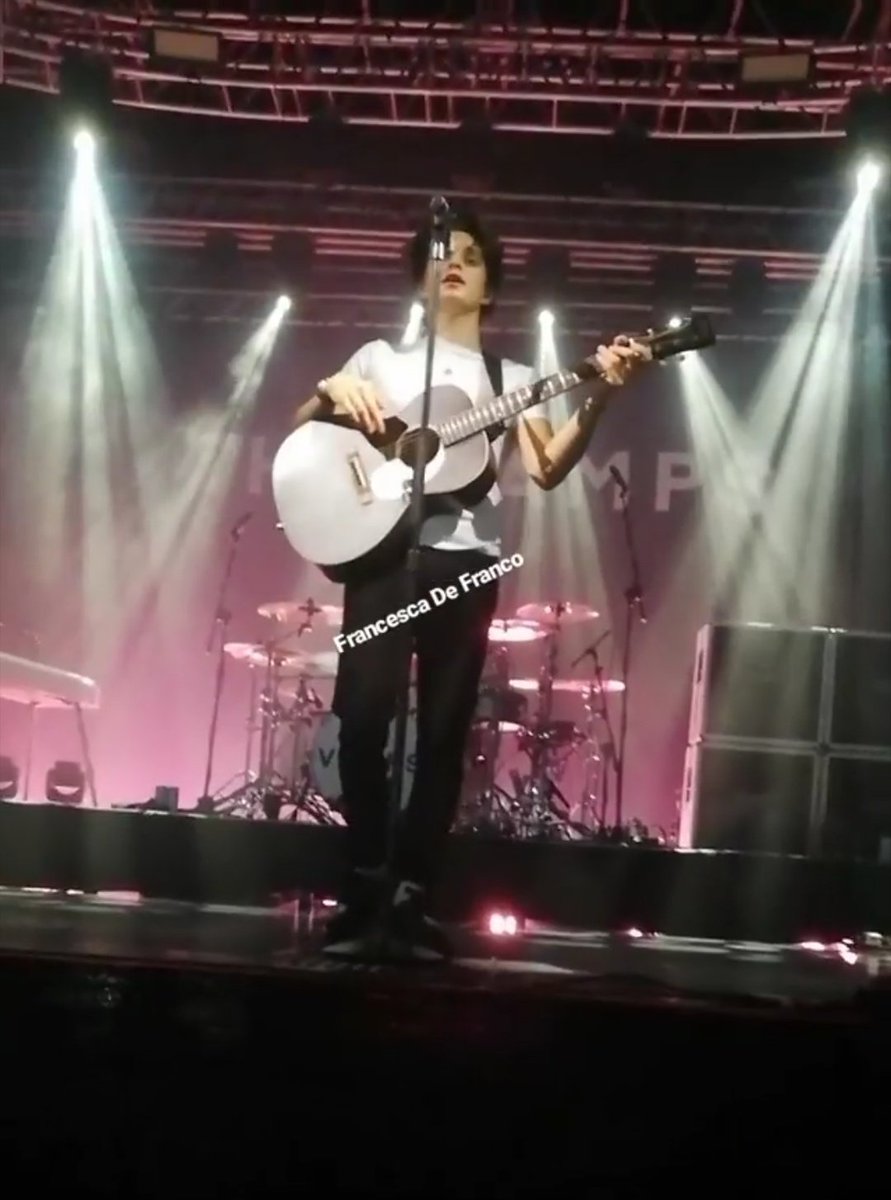 navhyo's tweet photo. 𝑁𝑜𝑣𝑒𝑚𝑏𝑟𝑒:
• concerto dei The Vamps con la squad (@ikigaibws @bradsjustmytype)
• sono partita per Parigi per andare a trovare @justneedmalik https://t.co/PplivqaYkQ