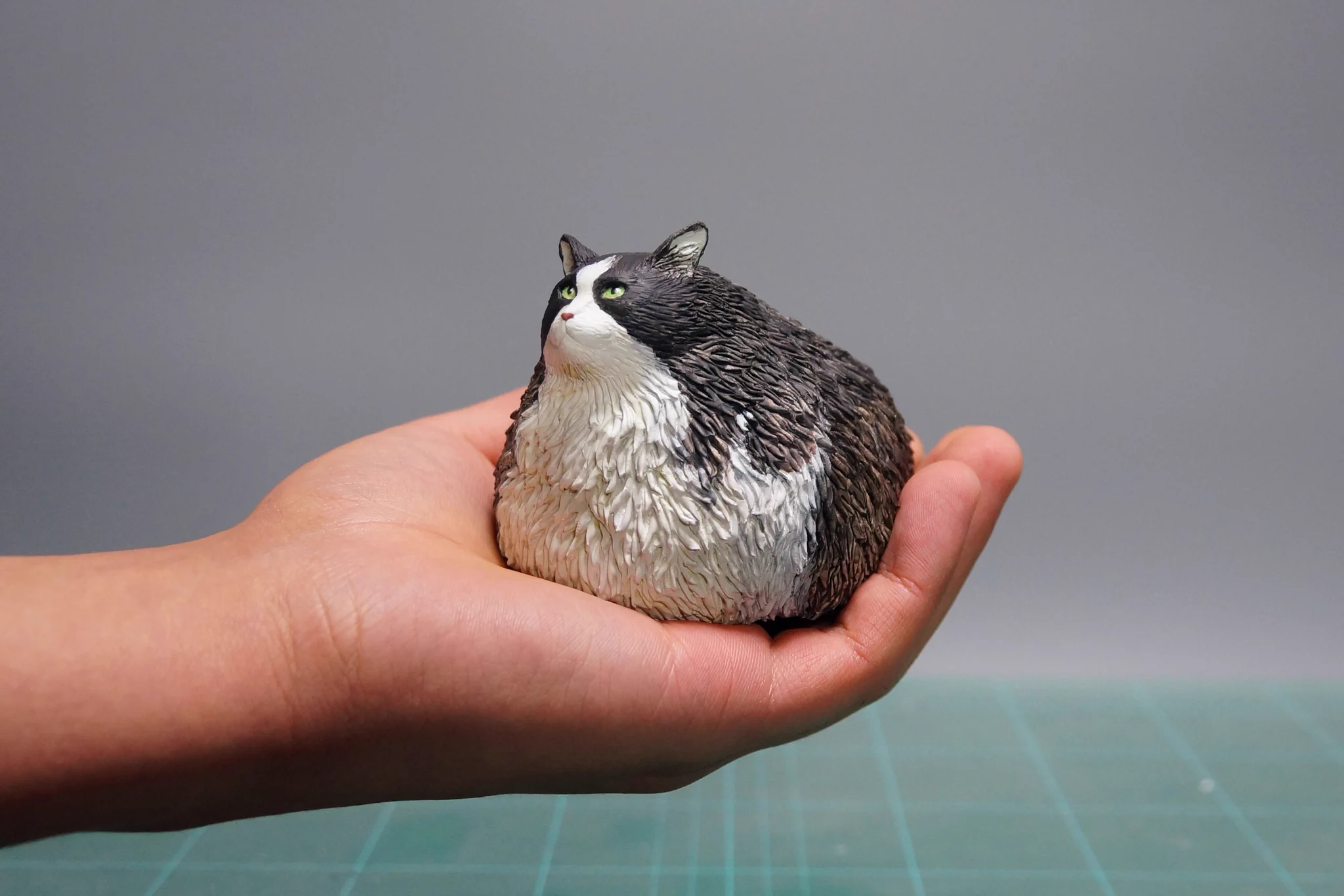 ぽよんぽよん跳ねて移動しそうな猫が作られましたwww