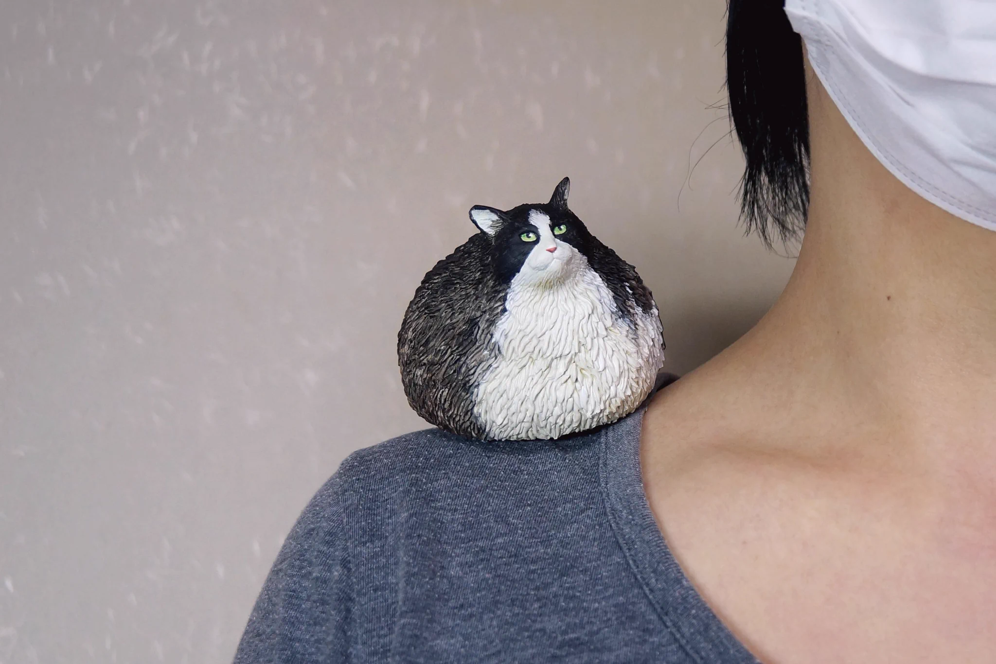 ぽよんぽよん跳ねて移動しそうな猫が作られましたwww
