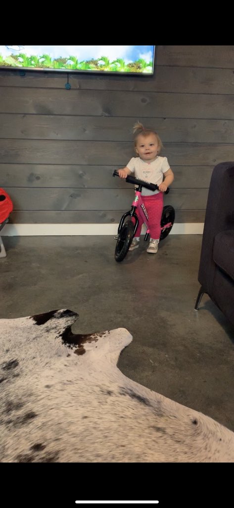 SevynTheRacer's tweet photo. Lovin’ my new @StriderBikes 💕  Can’t wait to bring it camping at the @IndyCar races next year. #anythingwithwheels #racergirl #striderbike #16months #christmasface #happygirl #indycar https://t.co/Yw5WKX42yN