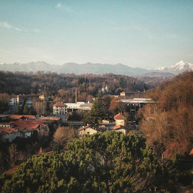 MauroMessena's tweet photo. #photography #photo #photooftheday #photoshoot #fotografia #landscape #panorama  #trees #littletown #skyline #mountains #montagnau #snow #neve #sundayfunday  #sun #winteriscoming #oasizegna #bluesky #clouds  #bielmonte #ig_vercelli_biella  #biella #plant… https://t.co/dqHddLwC1H https://t.co/DEvOm4p95W