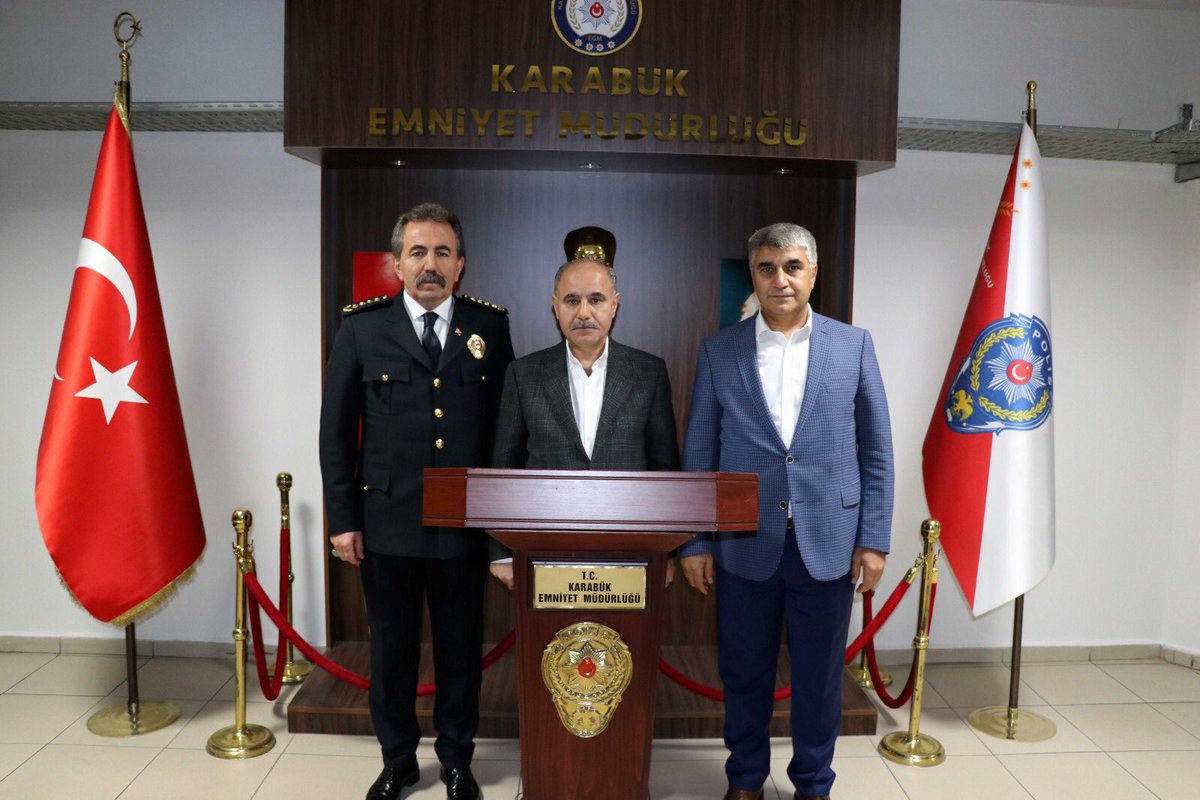 EmniyetGM's tweet photo. Emniyet Genel Müdürü Sayın @mehmetaktasgm Karabük İl Emniyet Müdürlüğü’nü ziyaret etti.
Ayrıntılı bilgi için; https://t.co/X66T0sXoe1 https://t.co/5asIDdybnE