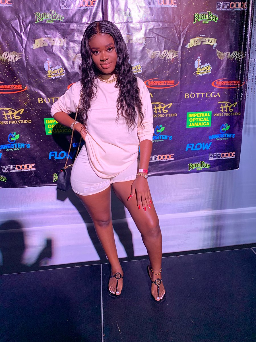 raiannaximines's tweet photo. Curvy lil body love your surface 🥵 
#dripszn 🔥 https://t.co/TTpxS26VBX