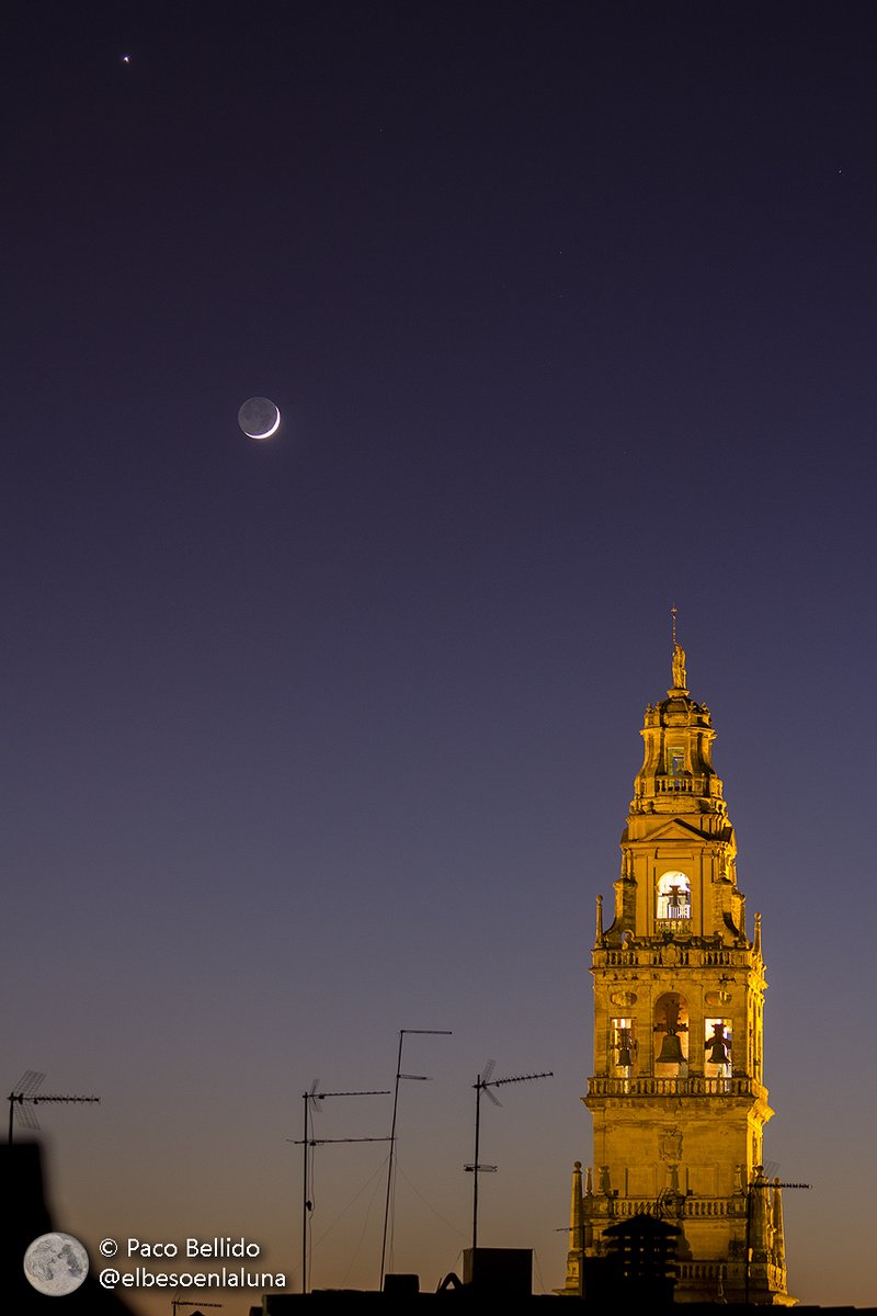 ElbesoenlaLuna's tweet photo. Esta noche tenemos una bonita conjunción de la Luna con Venus. https://t.co/fhpHgx8RB6
