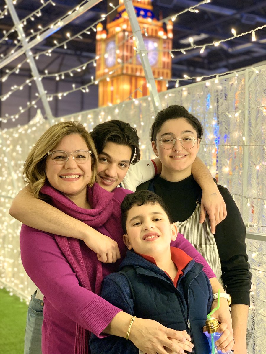 Night out with the famjam was “all a Glow”🤩❤️ lights, laughter, play and the most #instagramable spot in #YEG🤳🏻 it’s was so much fun 🙌🏻 congrats to <a href="/glow_edmonton/">Glow Edmonton</a>  it’s the perfect family experience during the holidays👌🏻 #glowyeg #sharetheglow #glowedmonton #yegevents #glow