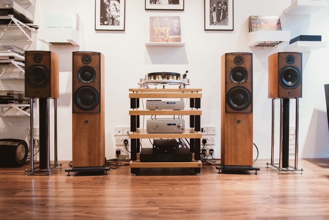 HiFiRacksLtd's tweet photo. An incredible photo from @soundstage_hifi! This #PodiumReference with black legs & 22mm isol plinth fits right in with the flagship ATC SCM40 floorstanding loudspeakers. Both the rack and speakers have an amazing five-star rating from @whathifi for a combination made in heaven. https://t.co/1ZRJWXFqkn