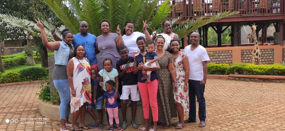 flaviakalule's tweet photo. MEINE FAMILIE
“Family is not an important thing, it’s everything.”—Michael J. Fox #Flavia4WomanMPKassanda #Girl4rmButeeka #LeFamilie #MyFamily #ChristmasHolidays @KashaijaEmma https://t.co/bzv6YhxdBH