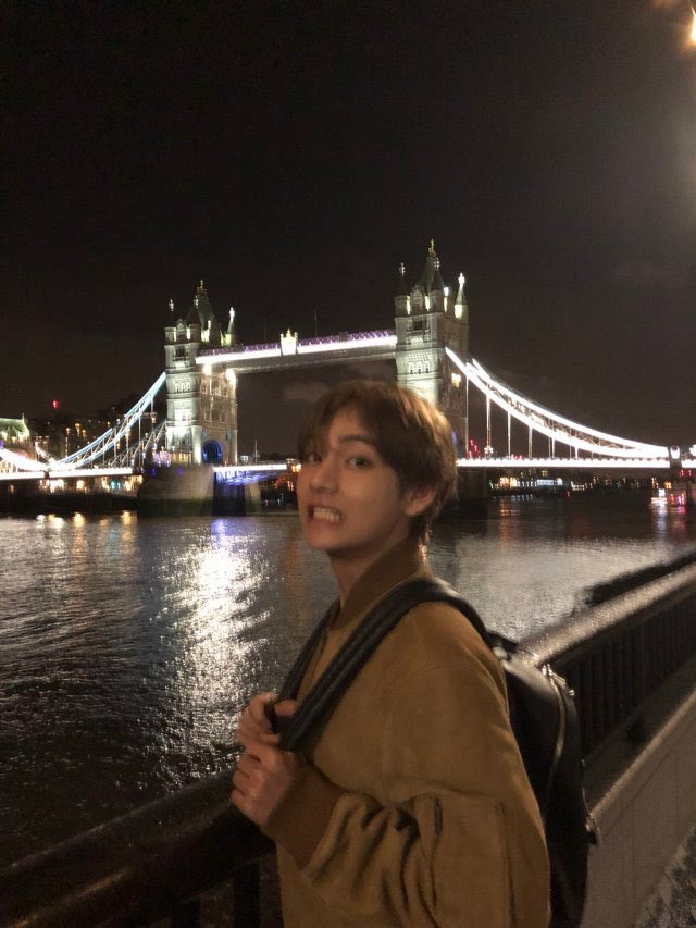 jxxliette's tweet photo. j’aimerais avoir juste un dîner avec lui, ça doit être un moment de dinguerie et de douceur ☺️  #SmileWithTaehyung https://t.co/UQKJxEHRYu