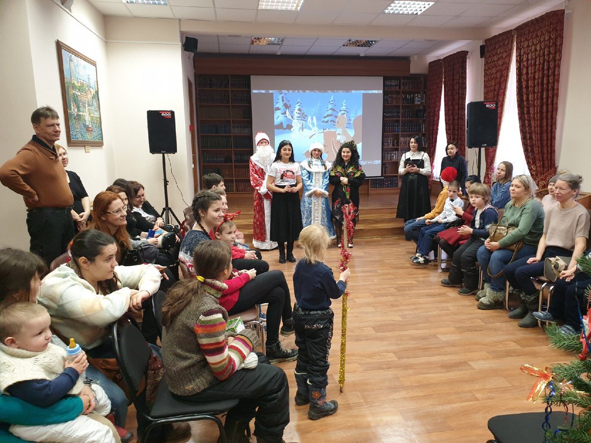 OMPSamRa's tweet photo. 27 декабря активисты парламента провёли елку для детей с ОВЗ в @spb_samara1970. Поздравил гостей с праздником и принял участие в самом долгожданном для детей моменте – дарении подарков депутат Думы г.о. Самара – Анатолий Рагимов @ragimov063. #ОМПСамРайон #СамарскийРайон https://t.co/vxGXYgBg0J