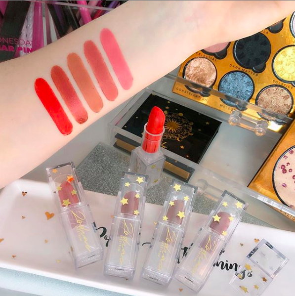 Spectrumbrushes's tweet image. Saturday night #swatching 💄by @leannesbeautyblog 💞 
From left 👉right
Jupiter, Venus, Element, Nova, Cosmos 💗 
Which #vegan lipstick shade is your favourite babes? ⭐