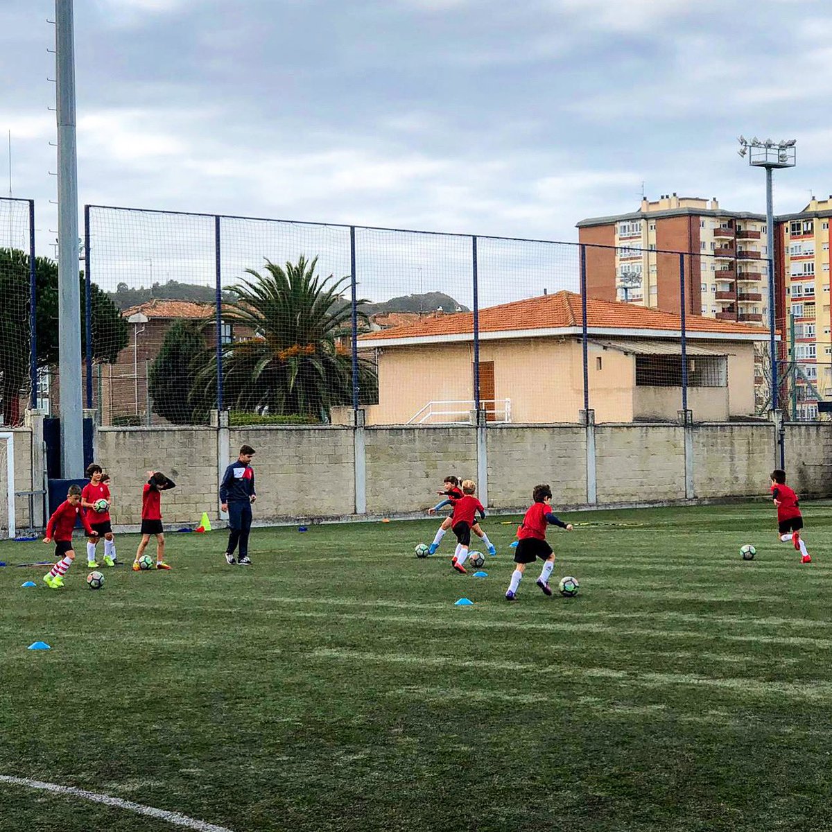 CampusBansander's tweet photo. Finaliza el Clinic del @CFBansanderOfic para jugadores, gracias por estos buenos momentos, esperamos que hayan contribuido a mejorar y sobretodo a relacionaros con niños y niñas nuevos. #clinic #amigos #futbol #clubbansander #cfbansander https://t.co/c3f5fJanWu