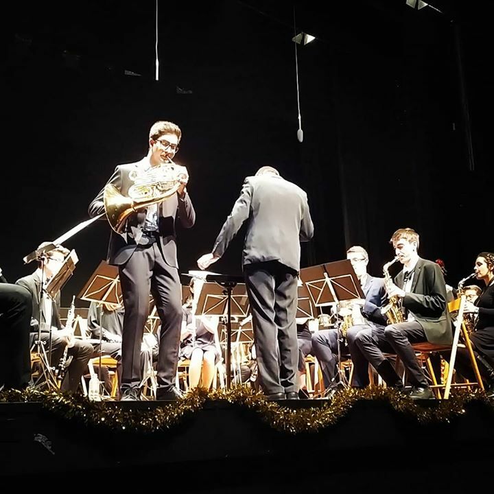 joanka68's tweet photo. Gaudint del Concert de Cap d'Any de l'@amcv1999 amb un solista més que especial... 
#instamusic #band #frenchhorn #Strauss #fatherpride https://t.co/C6MNOiFn17