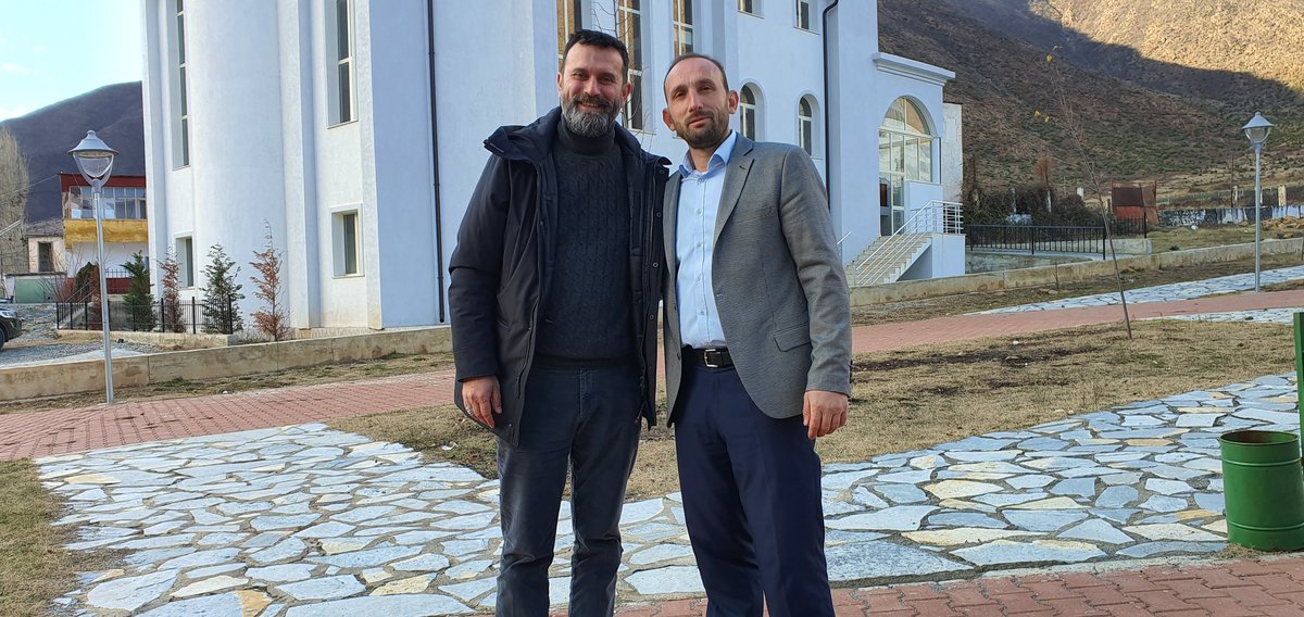 DomGjergji's tweet photo. Një ditë e bukur në Bulqizë me bulqizakë të veçantë:
Sami Curri gazetar i BIRN
Andi Topi, Imam i Xhamisë së Bulqizës
Lulzim Hupi, një burrë i ri me entuziazëm i cili ka hapur një bujtinë në kullën e tij.
Ditë e paharrueshme! https://t.co/Z7XZuhBXkt