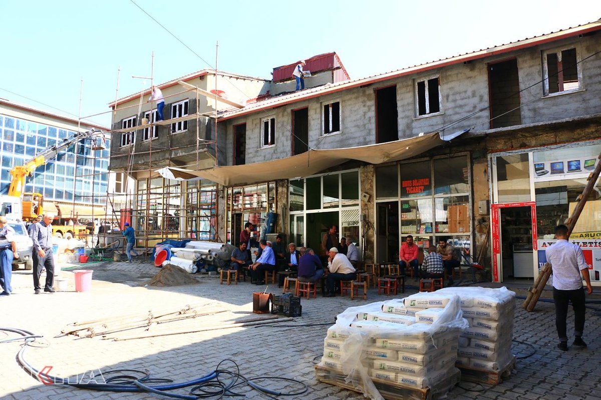 yunusyesilyayla's tweet photo. @BrhnGND Tarihi bir alanda betorname olan yapı ve dükkanları ya kesme taşlarla kaplama yapılması gerekiyordu, yada boya için uyumlu  renkler seçilmeliydi.Bitlis bu noktada ciddi hatalar yapıyor.@oktaycagatay @BitlisValiligi @vangolakt @RamazanGencan @BitlisBld @FatihGencer20 @sedaozenn_ https://t.co/zQqfhmjMUE