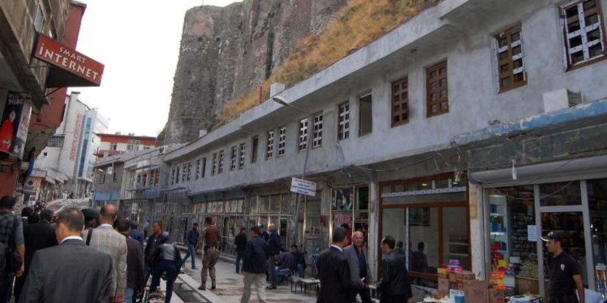 yunusyesilyayla's tweet photo. @BrhnGND Tarihi bir alanda betorname olan yapı ve dükkanları ya kesme taşlarla kaplama yapılması gerekiyordu, yada boya için uyumlu  renkler seçilmeliydi.Bitlis bu noktada ciddi hatalar yapıyor.@oktaycagatay @BitlisValiligi @vangolakt @RamazanGencan @BitlisBld @FatihGencer20 @sedaozenn_ https://t.co/zQqfhmjMUE