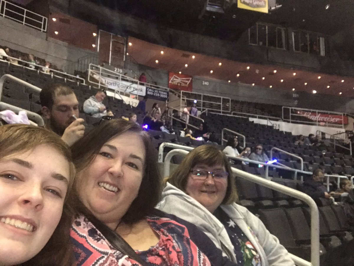ScullyEileen's tweet photo. Girls day #DisneyOnIce https://t.co/KYv0gyxAYH