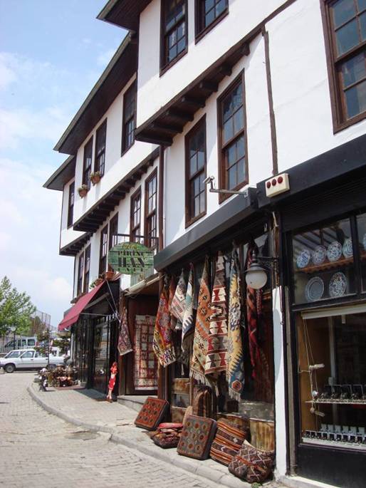 @BrhnGND <a href="/oktaycagatay/">Çağatay Oktay</a> <a href="/BitlisValiligi/">Bitlis Valiliği</a> <a href="/vangolakt/">Vangölü Aktivistleri</a> <a href="/RamazanGencan/">Ramazan Gencan</a> <a href="/BitlisBld/">Bitlis Belediyesi</a> <a href="/FatihGencer20/">Fatih Gencer</a> @sedaozenn_ <a href="/mehmet_dilbaz/">Kaybolan Tarihin Peşinde</a> <a href="/BitlisHaber13/">Bitlis Haber</a> <a href="/bitlispresscom/">Bitlis Press</a> <a href="/yenidogugazetsi/">Yeni Doğu Gazetesi</a> Bitlis'te son birkaç yıldır devam edilen sokak sağlıklaştırılması ile ne yazık ki yanlış renk seçimi ve sıva boya tekniği ile çarşı,iç anadoluda bulunan tek tip beyaz sıva mimarisine benzer hale geldi.
(görseller ⬇️ akçakoca,beybazarı,ankara gibi yerleşim yerlerinden)