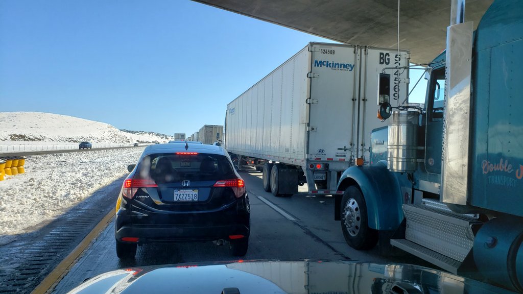 M_Geater's tweet photo. For anyone wondering about Highway 58 East, there's a 50+ minute delay at Tehachapi with slow-moving/stopped traffic, that your map app won't warn you about until you see it. Wish I'd taken the Grapevine instead. #CA58 #Tehachapi https://t.co/edqRRNjuVb