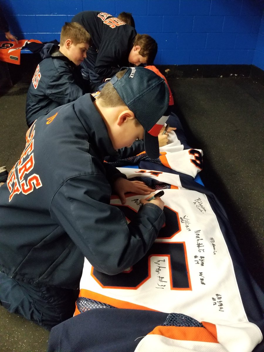 daniellopezmft's tweet photo. Prior to their International Friendly game, the Rep A Minor Peewee Blazers prepare a gift for the China Hunters! @KMHANews @bellcapitalcup #goblazers #internationalfriendly #bcc21 https://t.co/cwOGYzYN7l