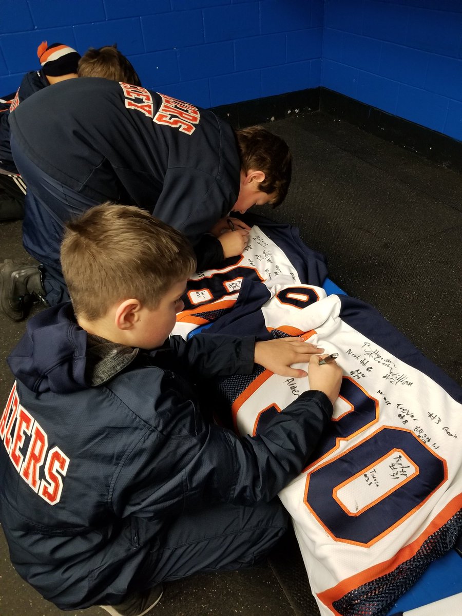 daniellopezmft's tweet photo. Prior to their International Friendly game, the Rep A Minor Peewee Blazers prepare a gift for the China Hunters! @KMHANews @bellcapitalcup #goblazers #internationalfriendly #bcc21 https://t.co/cwOGYzYN7l