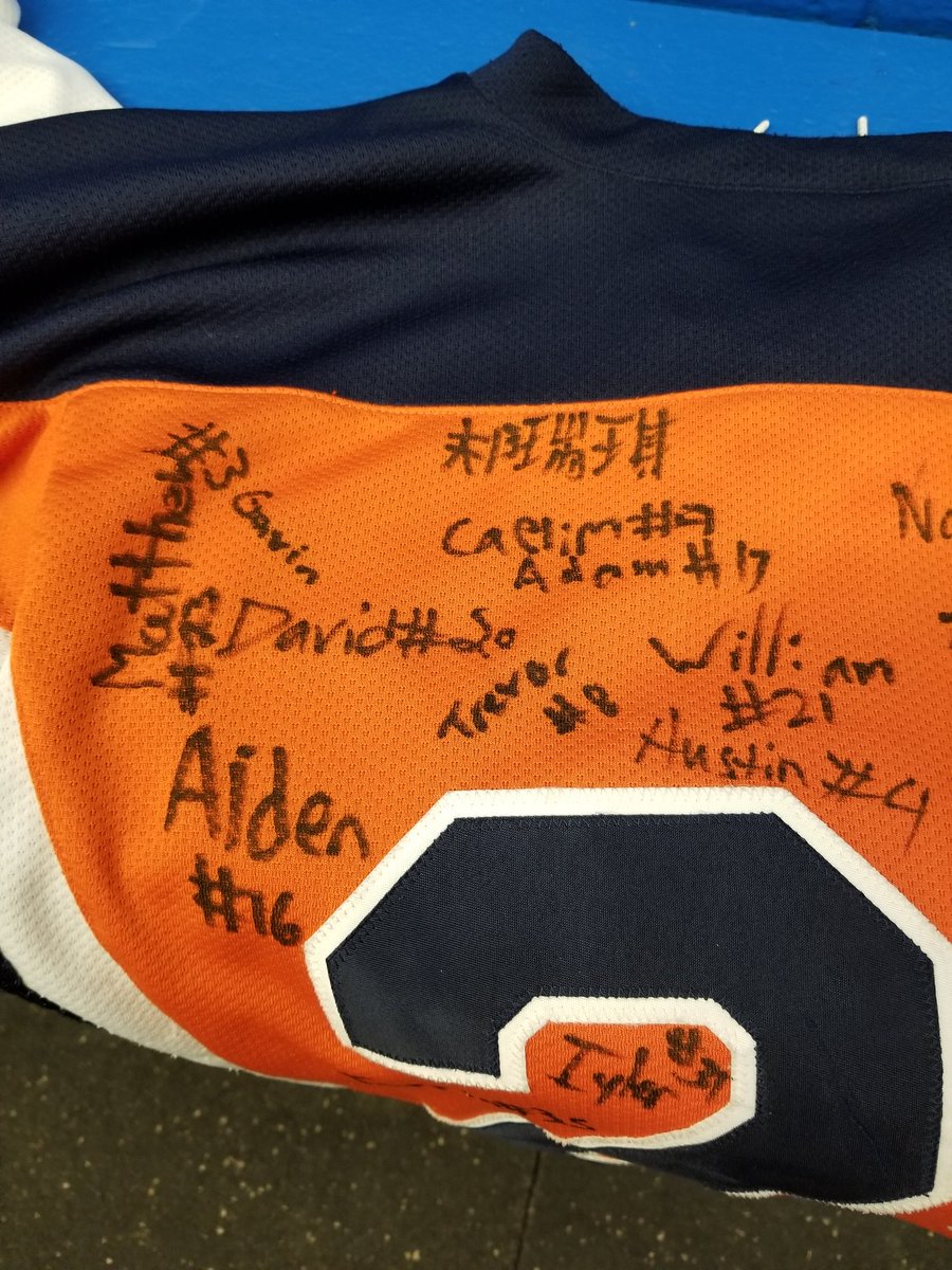 daniellopezmft's tweet photo. Prior to their International Friendly game, the Rep A Minor Peewee Blazers prepare a gift for the China Hunters! @KMHANews @bellcapitalcup #goblazers #internationalfriendly #bcc21 https://t.co/cwOGYzYN7l