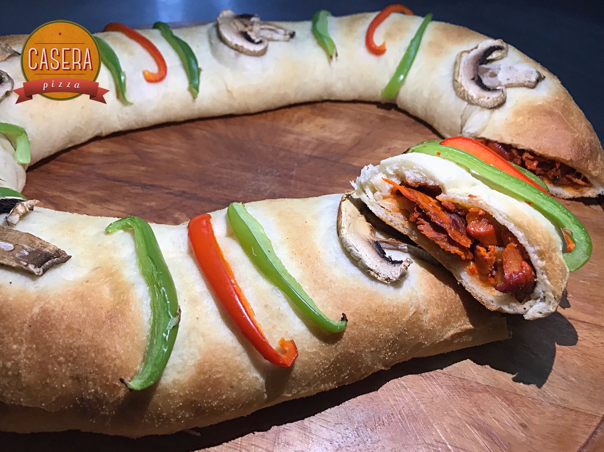 caserapizza's tweet photo. La original Pizza Rosca 🍕🌮👑 https://t.co/wYhg2HT8ED