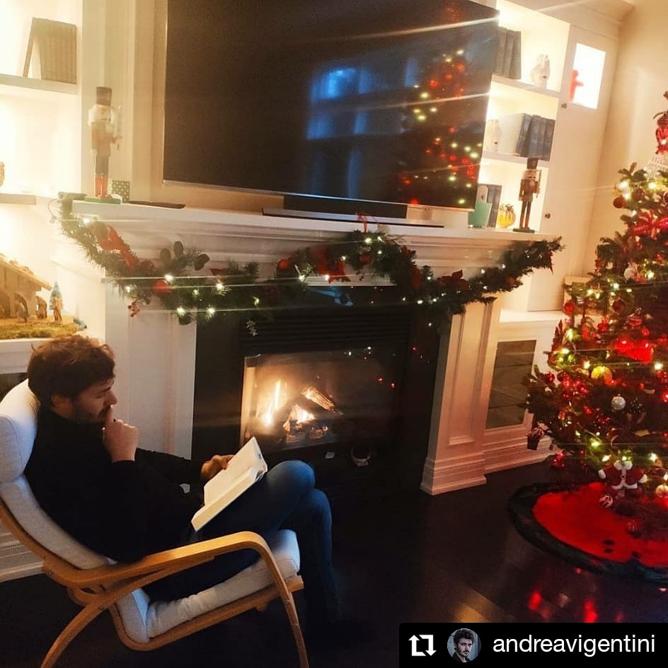 SuppVige's tweet photo. #Repost @andreavigentini
• • • • • •
Albero di Natale, sedia a dondolo e caminetto acceso. “Cià che faccio finta di essere un intellettuale.” 😅#canada #oakville #ontario https://t.co/XqZBylibu1