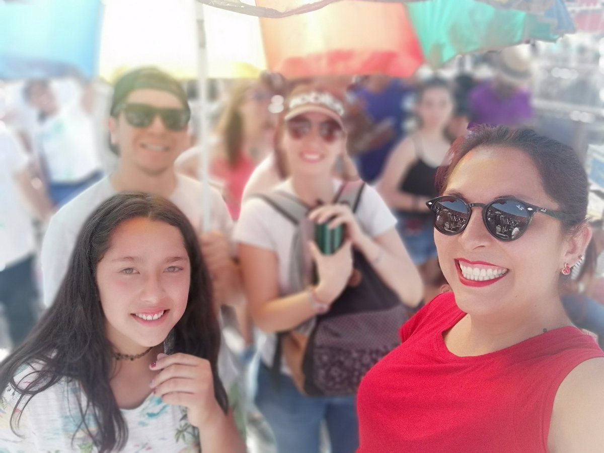 KaritoAndreA28's tweet photo. Viviendo la super #MarchaporJesus con la familia y valientes que soportamos el Sol  #ChileLaEsperanzaEsJesus https://t.co/P5Szc9HN5L