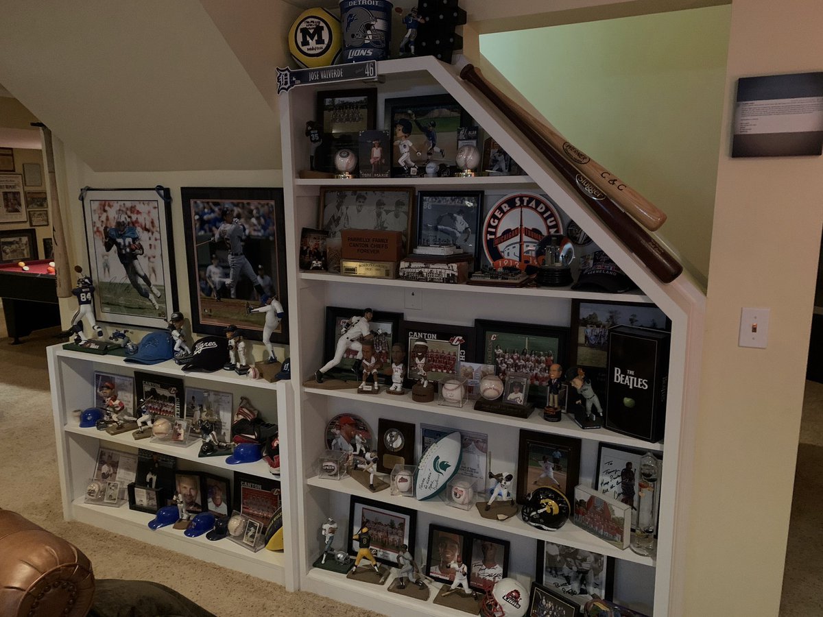 TomParrelly's tweet image. 18 years of accumulating “stuff” ⚾️🏈🏀🏒⚽️🎱⛳️🥊🎶🎵 #MichiganBasements